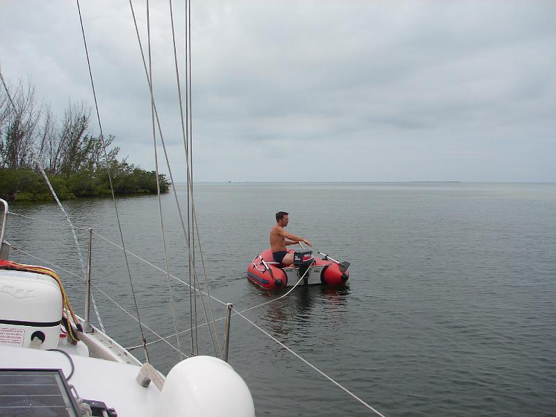 28_05_06 112.jpg - Nach einer Nacht auf der Mülldeponie (in der es von Mücken nur so wimmelt!), lotst uns Georg zurück ins tiefe Wasser...